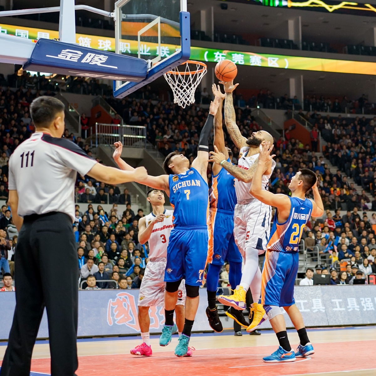 洛夫伦社媒发布爱心符号@萨拉赫，力挺前利物浦队友（洛夫伦社媒发爱心@萨拉赫，为前利物浦队友打气）