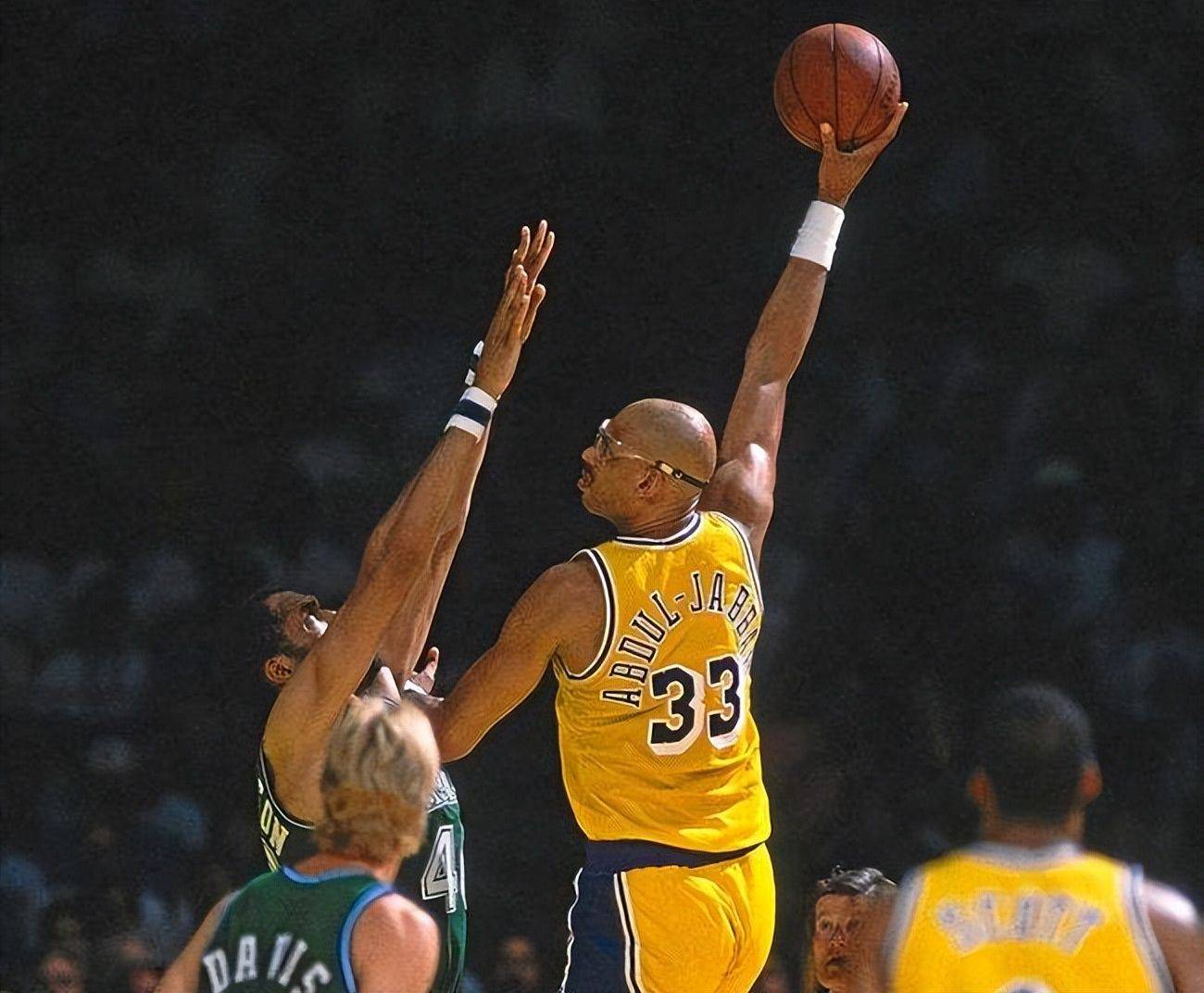 拜仁1.2亿瞄准恩佐·费尔南德斯，切尔西开放杰克逊租借转出售通道（拜仁豪掷1.2亿锁定恩佐·费尔南德斯，切尔西为杰克逊开启租借转买断通道）