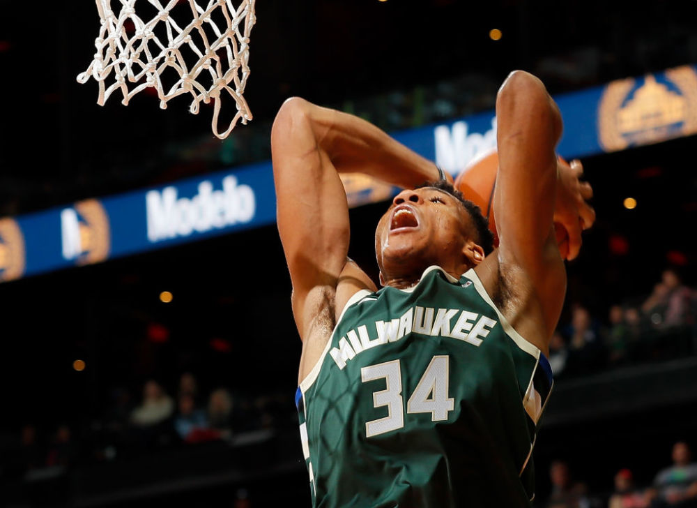 王哲林17分 CBA俱乐部杯上海男篮111-72战胜四川 杜智博23分（CBA俱乐部杯：上海男篮111-72大胜四川，王哲林17分杜智博23分）