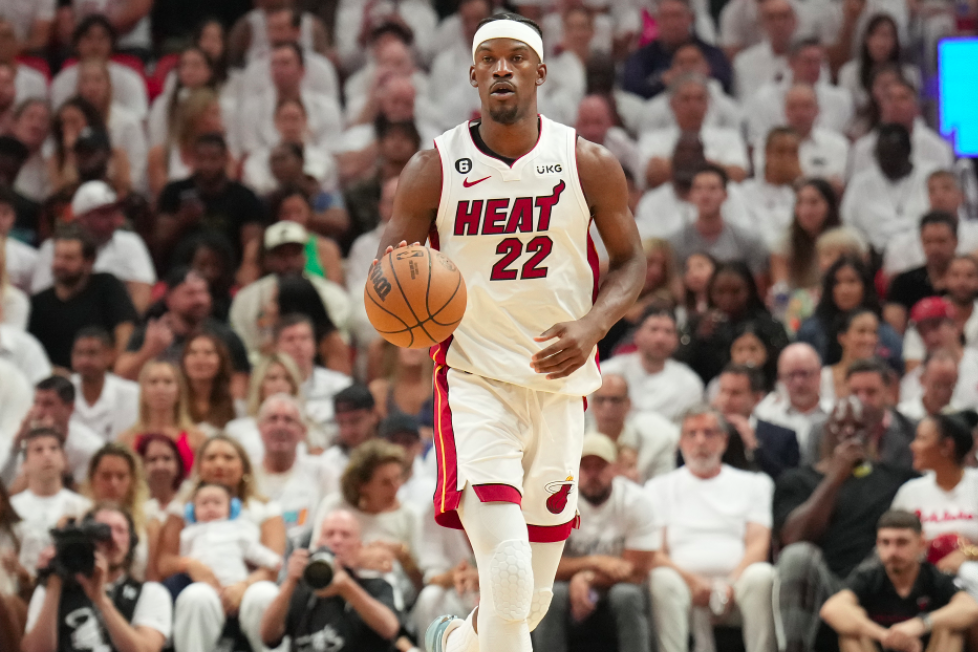 利物浦本赛季状态低迷，引援失误和阵容问题导致萨拉赫被冷宫，球队内部矛盾加剧。（利物浦赛季表现不佳：引援不当、阵容失衡致萨拉赫遭雪藏，队内矛盾升级）