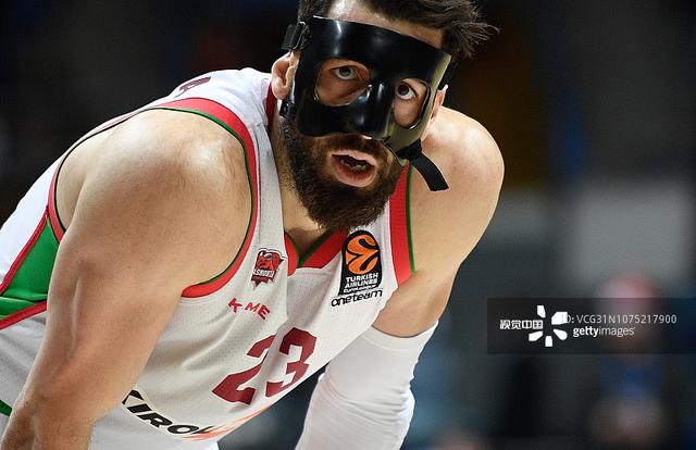 拜仁球星莱默尔复刻施魏因施泰格经典脚后跟破门（拜仁中场莱默尔上演施魏因施泰格式经典脚后跟破门）