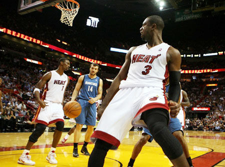 教练亲自上了？丁伟拿着球不给古德温 延阻对手发球（教练亲自干预？丁伟握球拒还古德温，拖延对方发球）