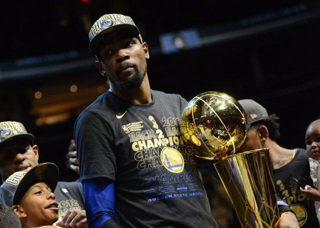 梅西：踢球不会在意纪录；希望能够参加2026世界杯（梅西：踢球不为纪录，盼出战2026年世界杯）