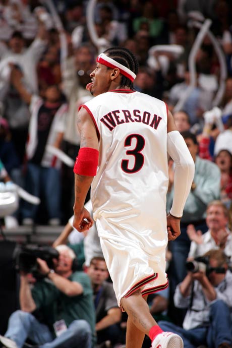 今晚战卫冕冠军！媒体人晒上海主帅卢伟与洛夫顿交流（今夜对阵卫冕冠军！媒体人分享上海主帅卢伟与洛夫顿互动）