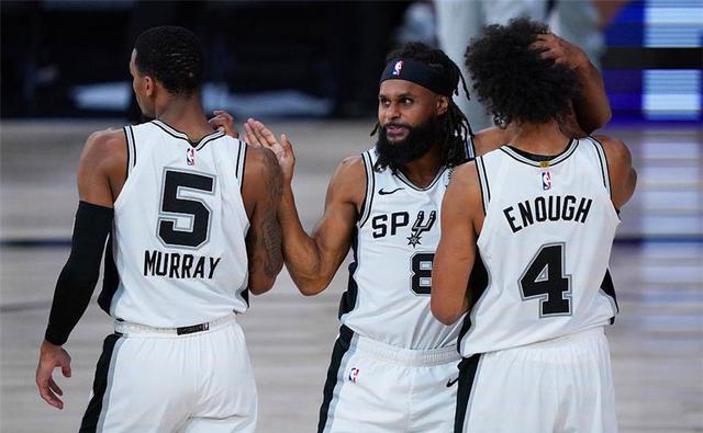 这什么越位线？防线问题or中场问题，弗里克为何矜持自负？（越位线离谱？病灶在后防还是中场，弗里克为何矜持又自负）