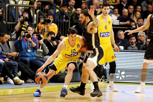 AC米兰在意大利杯1／8决赛中0-1不敌拉齐奥，终结13连胜，遭遇赛季首败。（意大利杯1／8决赛，AC米兰0-1不敌拉齐奥，13连胜止步遭遇赛季首败）