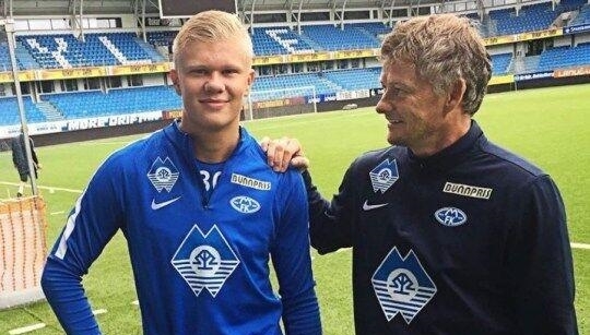 执法有温度，马宁在点球大战结束后，安慰南通队失点队员（温情执法：点球大战后，马宁安慰南通失点球员）