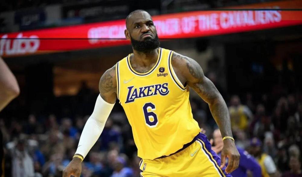 为什么字母哥看U16训练会生气？因为他小时候，可没这么好的条件（字母哥看U16训练为何动怒？只因童年从未享受过如此条件）