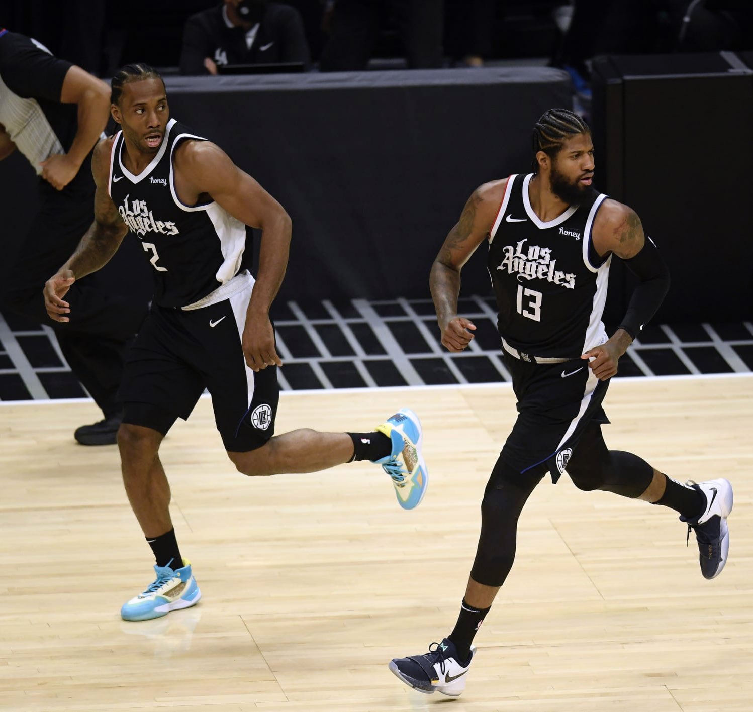 王鹤棣见老师落泪后调皮盖帽（老师落泪后，王鹤棣顽皮来个盖帽）