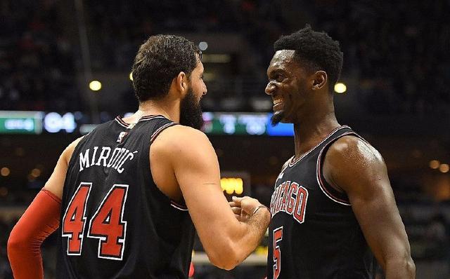 赛前梅州球迷晒多幅Tifo，致敬投资人魏晋平与梅州全体队员（赛前梅州球迷以多幅Tifo致敬投资人魏晋平及全队）