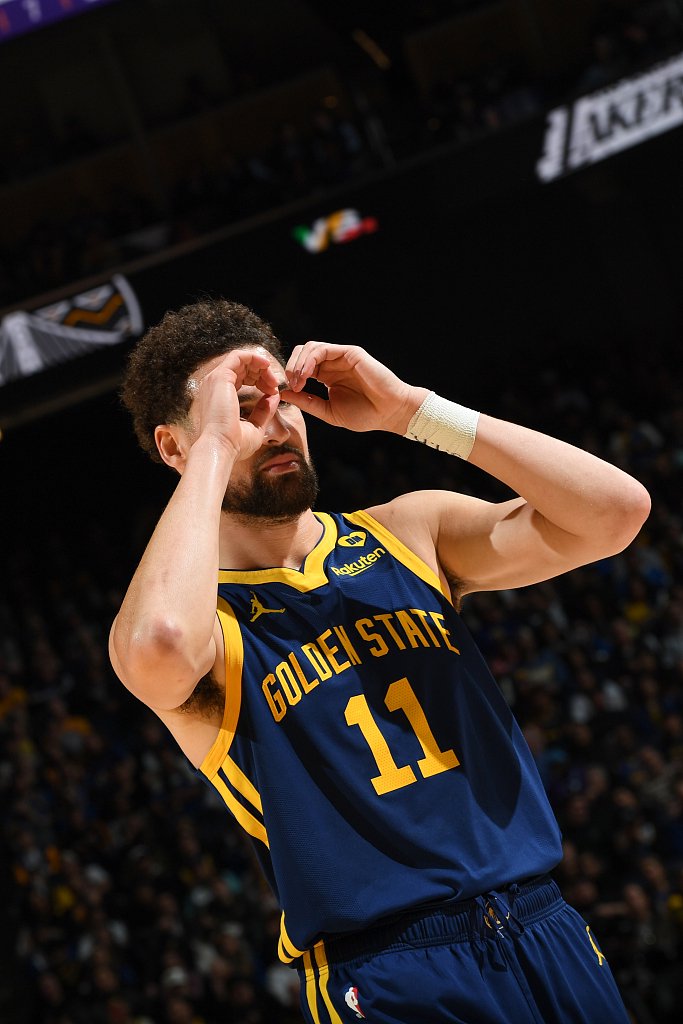 欧冠淘汰赛门票暴涨引发球迷抗议（欧冠淘汰赛票价飙升引发球迷集体抗议）